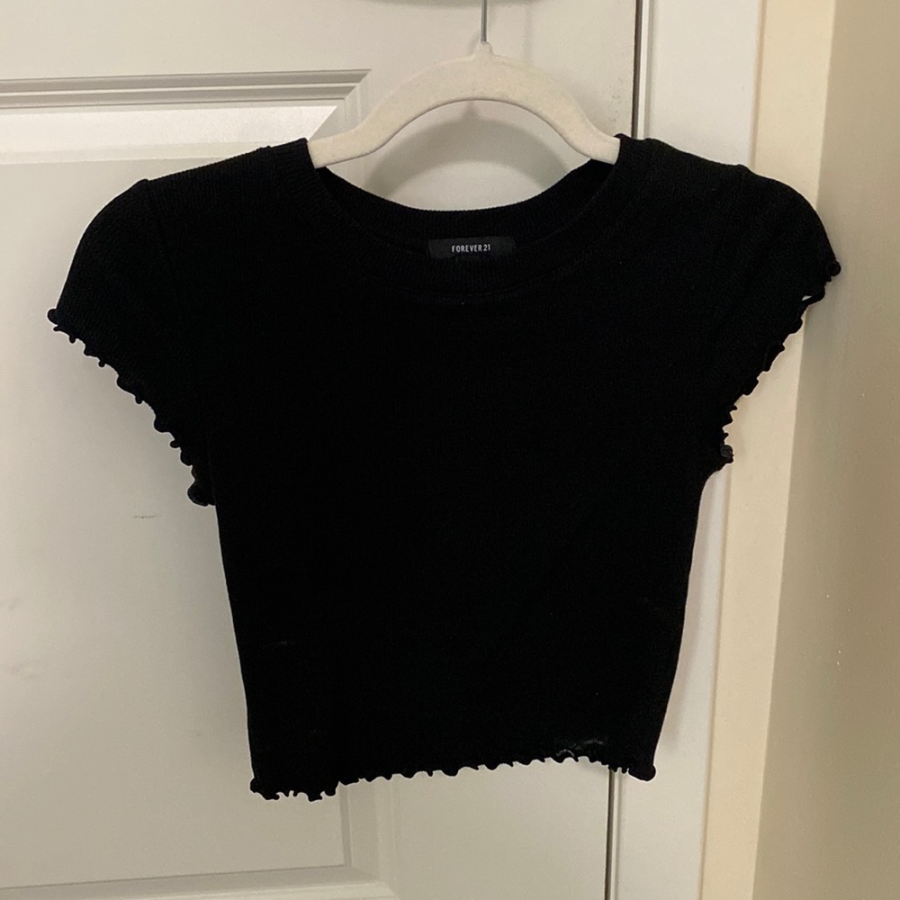 Forever 21 lettuce edge black cropped tee